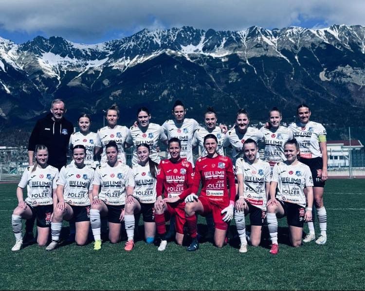 Bild enthält, People, Person, Team, T-Shirt, Groupshot, Adult, Male, Man, Glove, Outdoors