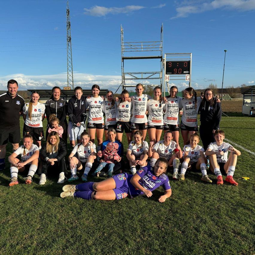 Bild enthält, People, Person, Adult, Male, Man, Field, Grass, Shorts, Boy, Child