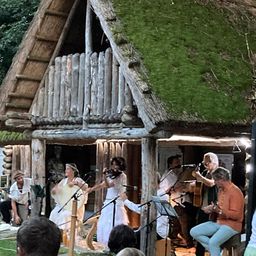 Bild enthält, Adult, Female, Person, Woman, Male, Man, Boy, Child, Wristwatch, Musician