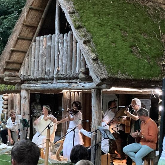 Bild enthält, Adult, Female, Person, Woman, Male, Man, Boy, Child, Wristwatch, Musician