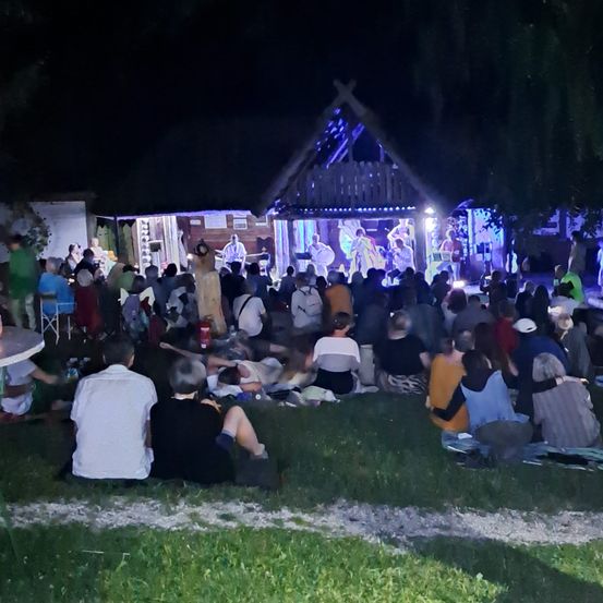 Bild enthält, Shelter, Urban, People, Person, Concert, Adult, Male, Man, Lighting, Night