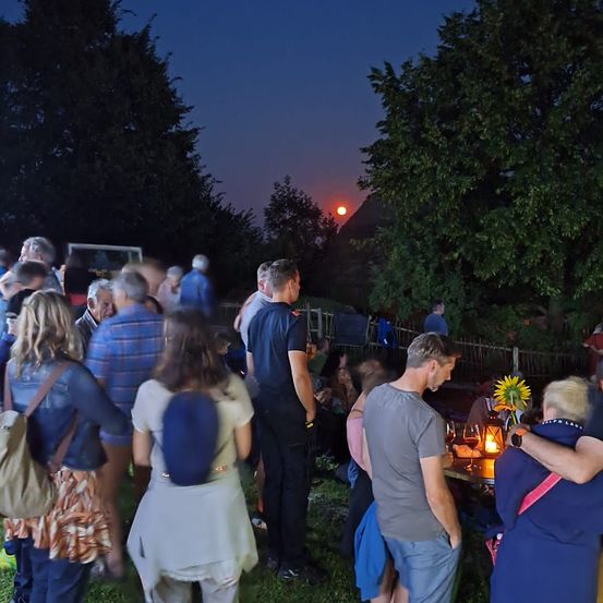 Bild enthält, Grass, Urban, Handbag, Person, People, Adult, Male, Man, Nature, Outdoors