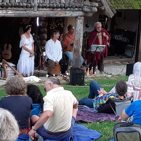 Bild enthält, Shelter, Adult, Male, Man, Person, Boy, Child, Female, Woman, Guitar