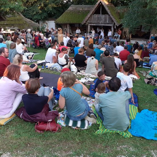 Bild enthält, Fun, Person, Boy, Child, Male, Adult, Female, Woman, Picnic, Concert