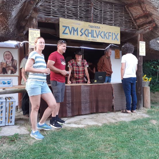 Bild enthält, Shorts, Kiosk, Hut, Wood, Shelter, Jeans, Person, Shoe, Adult, Man