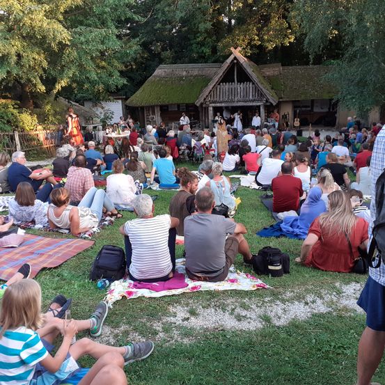 Bild enthält, Adult, Female, Person, Woman, Male, Man, Fun, Shorts, Shelter, Child