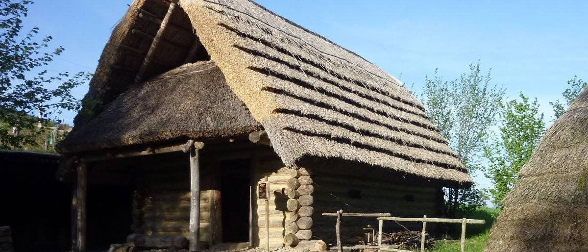 Bild enthält, Architecture, Building, Nature, Outdoors, Countryside, Rural, Village, Housing, House