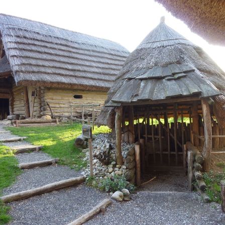 Bild enthält, Nature, Outdoors, Countryside, Architecture, Building, Shelter, Rural, Hut, Village