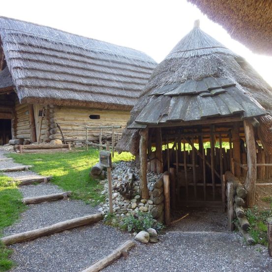 Bild enthält, Nature, Outdoors, Countryside, Architecture, Building, Shelter, Rural, Hut, Village