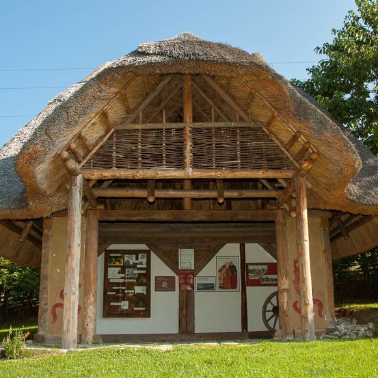 Bild enthält, Building, Countryside, Hut, Nature, Outdoors, Rural, Shelter, Cottage, Wheel, Shack