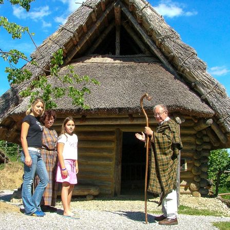 Bild enthält, Outdoors, Shelter, Countryside, Hut, Nature, Adult, Male, Man, Person, Jeans