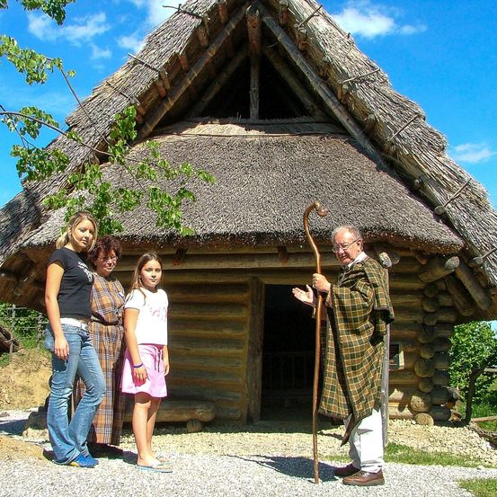 Bild enthält, Outdoors, Shelter, Countryside, Hut, Nature, Adult, Male, Man, Person, Jeans