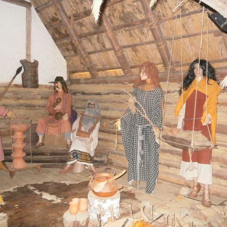 Bild enthält, Adult, Female, Person, Woman, Girl, Teen, Face, Head, Staircase, Indoors