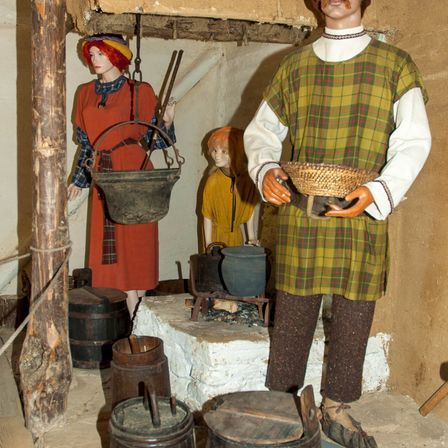 Bild enthält, Person, Adult, Female, Woman, Cookware, Pot, Face, Factory, Shoe, Workshop