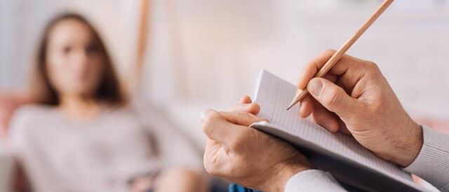 Bild enthält, Person, Writing, Brush, Tool, Child, Female, Girl, Pen