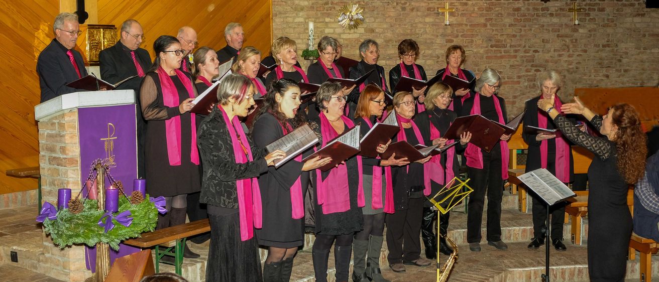 Bild enthält, People, Person, Group Performance, Adult, Female, Woman, Shoe, Child, Girl, Tie