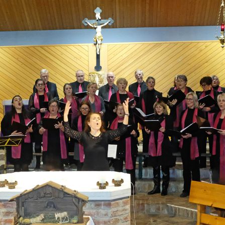 Bild enthält, Adult, Female, Person, Woman, Cross, People, Altar, Group Performance, Glasses, Tie