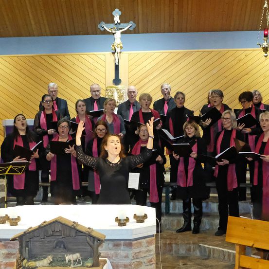Bild enthält, Adult, Female, Person, Woman, Cross, People, Altar, Group Performance, Glasses, Tie