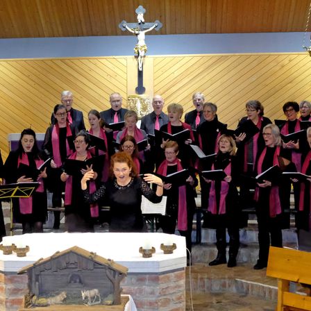 Bild enthält, Adult, Female, Person, Woman, People, Altar, Cross, Male, Man, Glasses