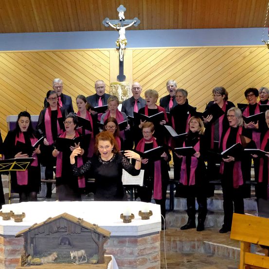 Bild enthält, Adult, Female, Person, Woman, People, Altar, Cross, Male, Man, Glasses