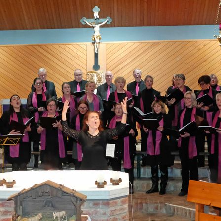Bild enthält, Cross, Adult, Female, Person, Woman, People, Altar, Tie, Group Performance, Glasses
