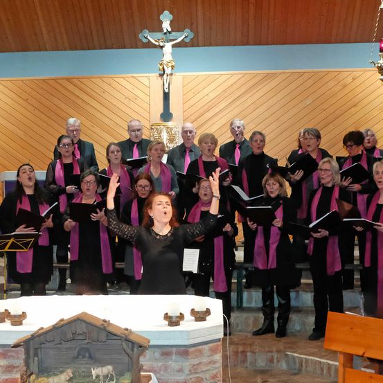 Bild enthält, Cross, Adult, Female, Person, Woman, People, Altar, Tie, Group Performance, Glasses