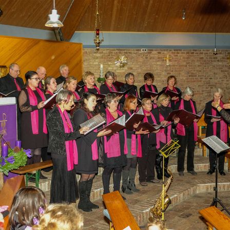 Bild enthält, Group Performance, Person, Adult, Female, Woman, People, Shoe, Child, Girl, Tie