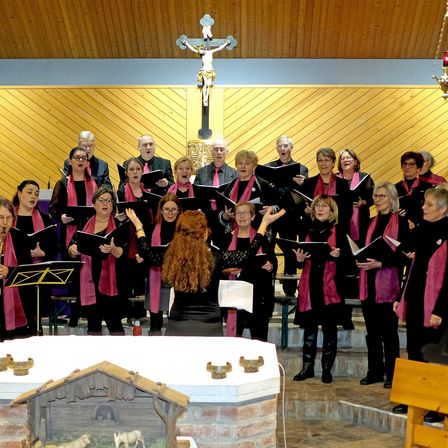 Bild enthält, Adult, Female, Person, Woman, Altar, Cross, Group Performance, Handbag, People, Indoors