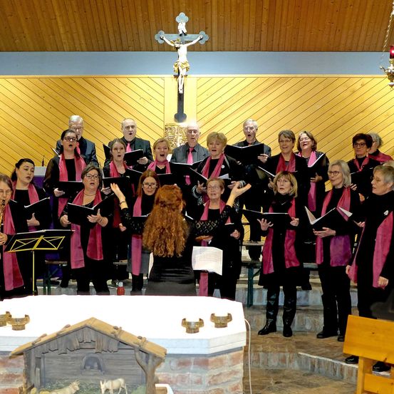 Bild enthält, Adult, Female, Person, Woman, Altar, Cross, Group Performance, Handbag, People, Indoors