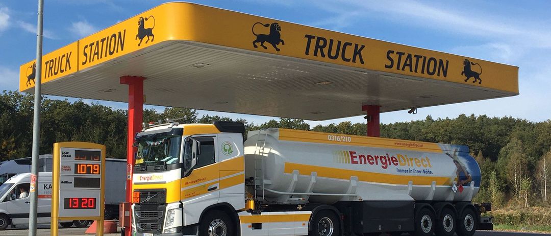 Bild enthält, Transportation, Truck, Vehicle, Person, Machine, Wheel, Gas Pump, Pump