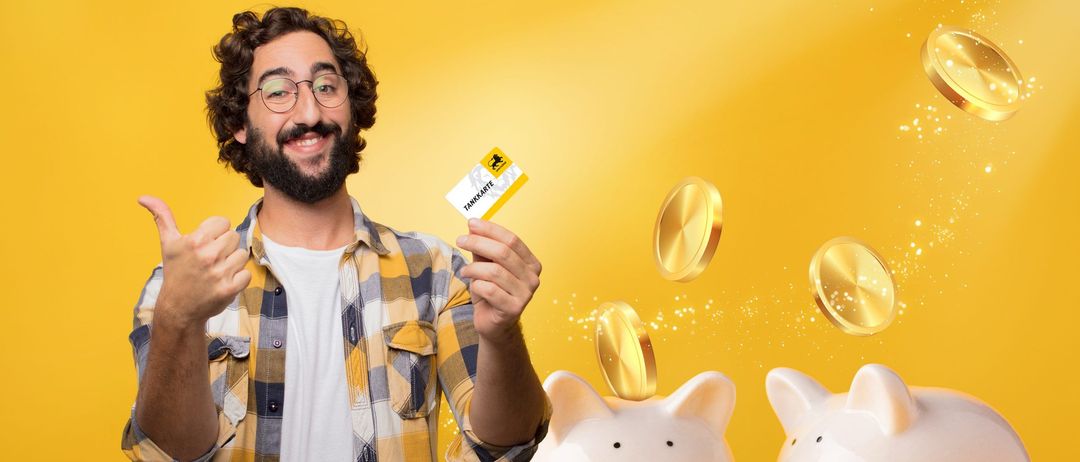 Bild enthält, Head, Person, Face, Finger, Mammal, Pig, Credit Card, Text, Piggy Bank, Photography