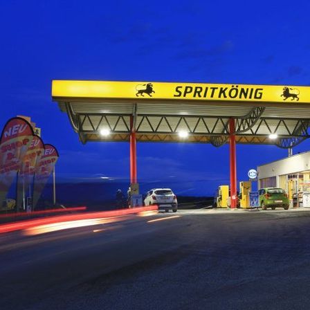 Bild enthält, Machine, Gas Station, Pump, Gas Pump, Car, Transportation, Vehicle