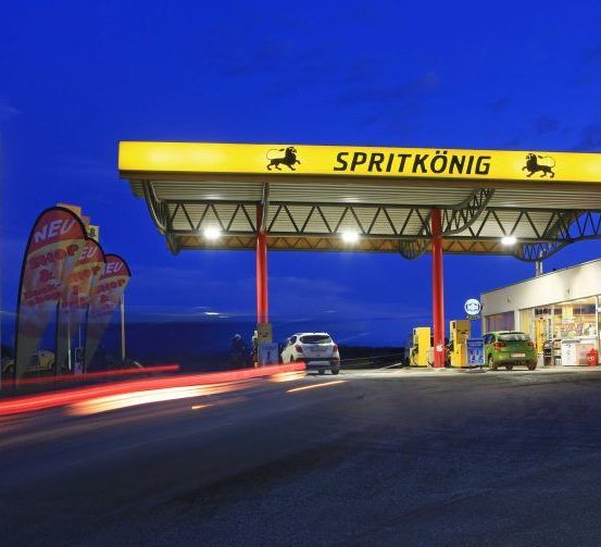 Bild enthält, Machine, Gas Station, Pump, Gas Pump, Car, Transportation, Vehicle