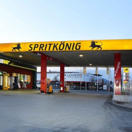 Bild enthält, Machine, Gas Station, Pump, Gas Pump, Architecture, Building