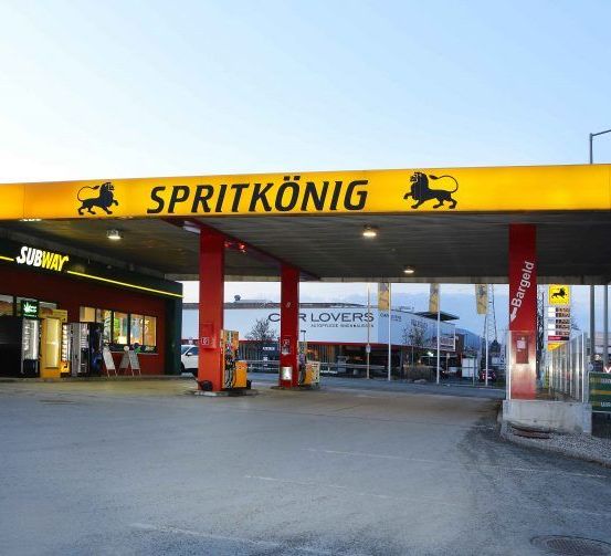 Bild enthält, Machine, Gas Station, Pump, Gas Pump, Architecture, Building