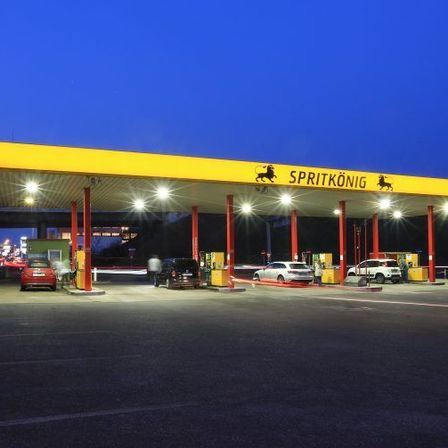 Bild enthält, Machine, Gas Station, Pump, Car, Transportation, Vehicle, Gas Pump, Person, QR Code