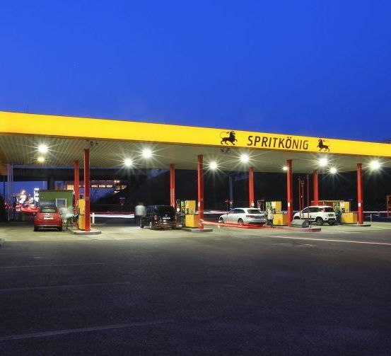 Bild enthält, Machine, Gas Station, Pump, Car, Transportation, Vehicle, Gas Pump, Person, QR Code