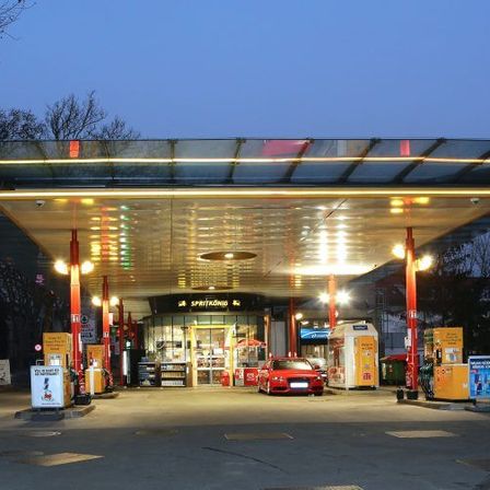 Bild enthält, Machine, Pump, Gas Station, Gas Pump, Car, Transportation, Vehicle