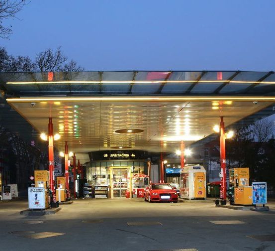 Bild enthält, Machine, Pump, Gas Station, Gas Pump, Car, Transportation, Vehicle