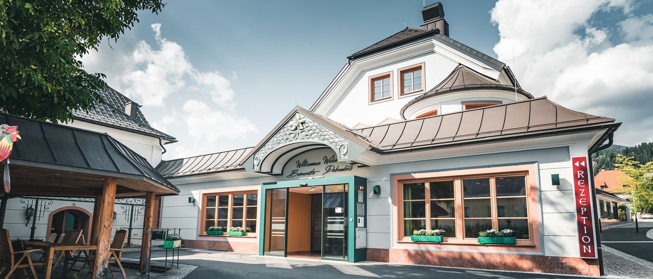 Bild enthält, Hotel, City, Urban, Housing, Chair, Person, House, Portico, Interior Design, Bird