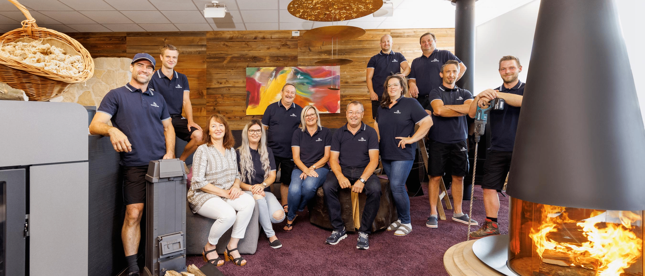 Bild enthält, Groupshot, Person, Adult, Female, Woman, Male, Man, Interior Design, People, Shorts