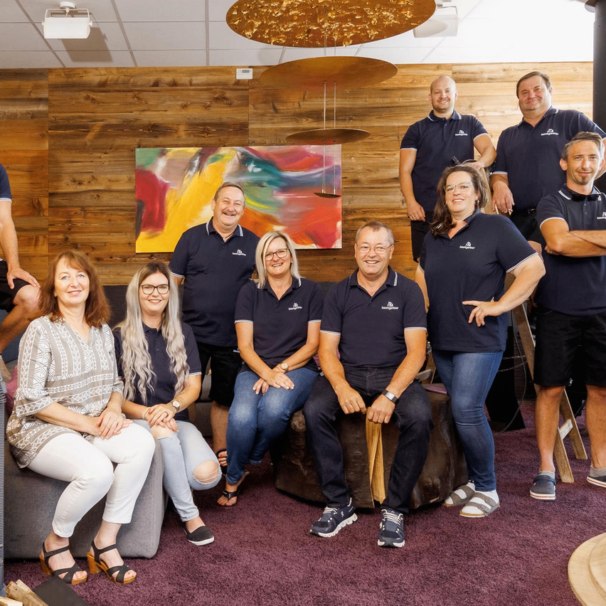 Bild enthält, Groupshot, Person, Adult, Female, Woman, Male, Man, Interior Design, People, Shorts