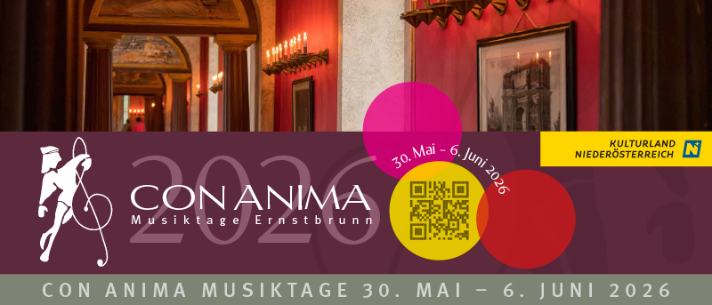 Plakat für CON ANIMA Musiktage 2026, zeigt einen kunstvollen Raum mit roten Wänden, einer Kronleuchter und einem QR-Code für weitere Informationen. Die Daten sind vom 30. Mai bis 6. Juni 2026.