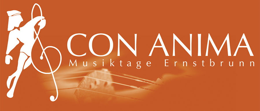 Das Con Anima Logo zeigt eine stilisierte Hand, die eine Musiknote über einem Geigensilhouetten hält, vor orangefarbenem Hintergrund. Der Text lautet 'CON ANIMA Musiktage Ernstbru'.