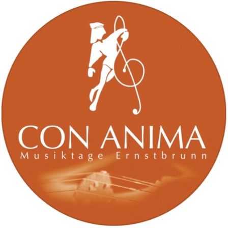 Orange rundes Logo für CON ANIMA Musiktage Ernstbrunn mit einer Silhouette einer Person, die ein Musikinstrument spielt, und einem großen Violinschlüssel in der Mitte.