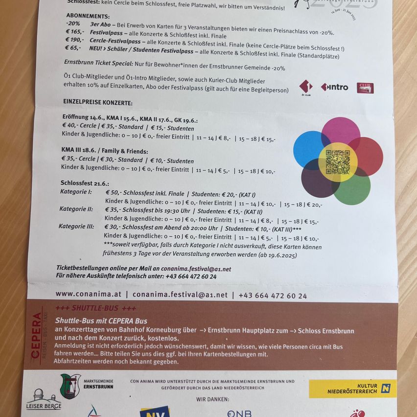 Das Dokument listet Ticketpreise für Konzerte und ein Festival auf. Konzerttickets variieren nach Alter und beinhalten Rabatte für Mitglieder und Studenten. Festivaltickets haben verschiedene Kategorien und Rabatte für Frühbucher und Gruppenbuchungen. Informationen zum Shuttlebus sind ebenfalls enthalten.