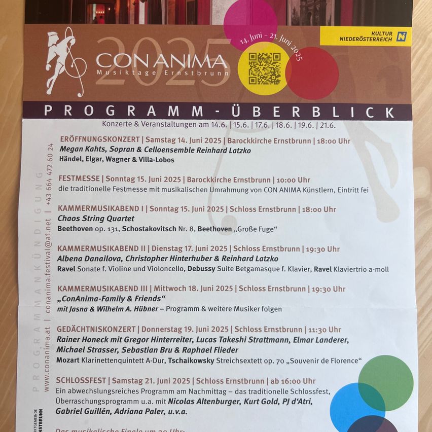 Ein Programmheft für Con Anima Musiktage in Ernstbrunn, Österreich, 2025. Der Zeitplan umfasst Konzerte und Veranstaltungen vom 14. bis 21. Juni 2025. Höhepunkte sind ein Eröffnungskonzert, Kammermusikabende und ein Abschlussfest mit Auftritten verschiedener Künstler.