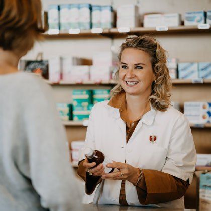 Bild enthält, Shop, Pharmacy, Head, Person, Mortar Shell, Weapon