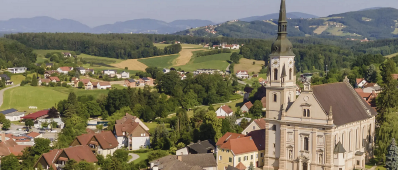 Bild enthält, Outdoors, Building, Spire, Nature, Countryside, Cityscape, Rural, Housing, Village, House
