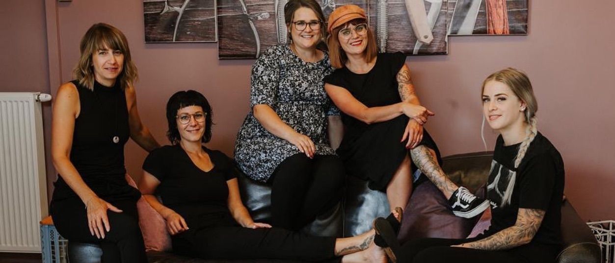 Bild enthält, Couch, Furniture, Adult, Female, Person, Woman, People, Groupshot, Face, Head